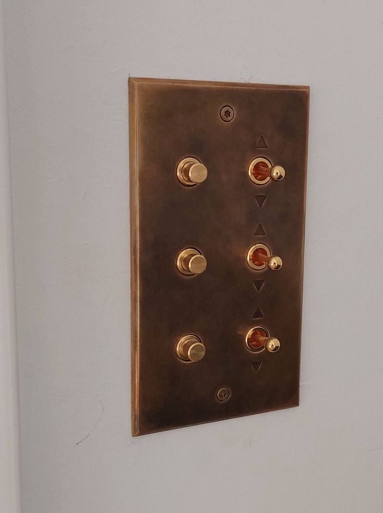 Placca in ottone brunito con pulsanti e leve per tapparelle