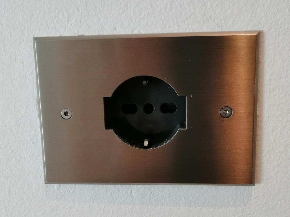 Presa con placca in acciaio spazzolato