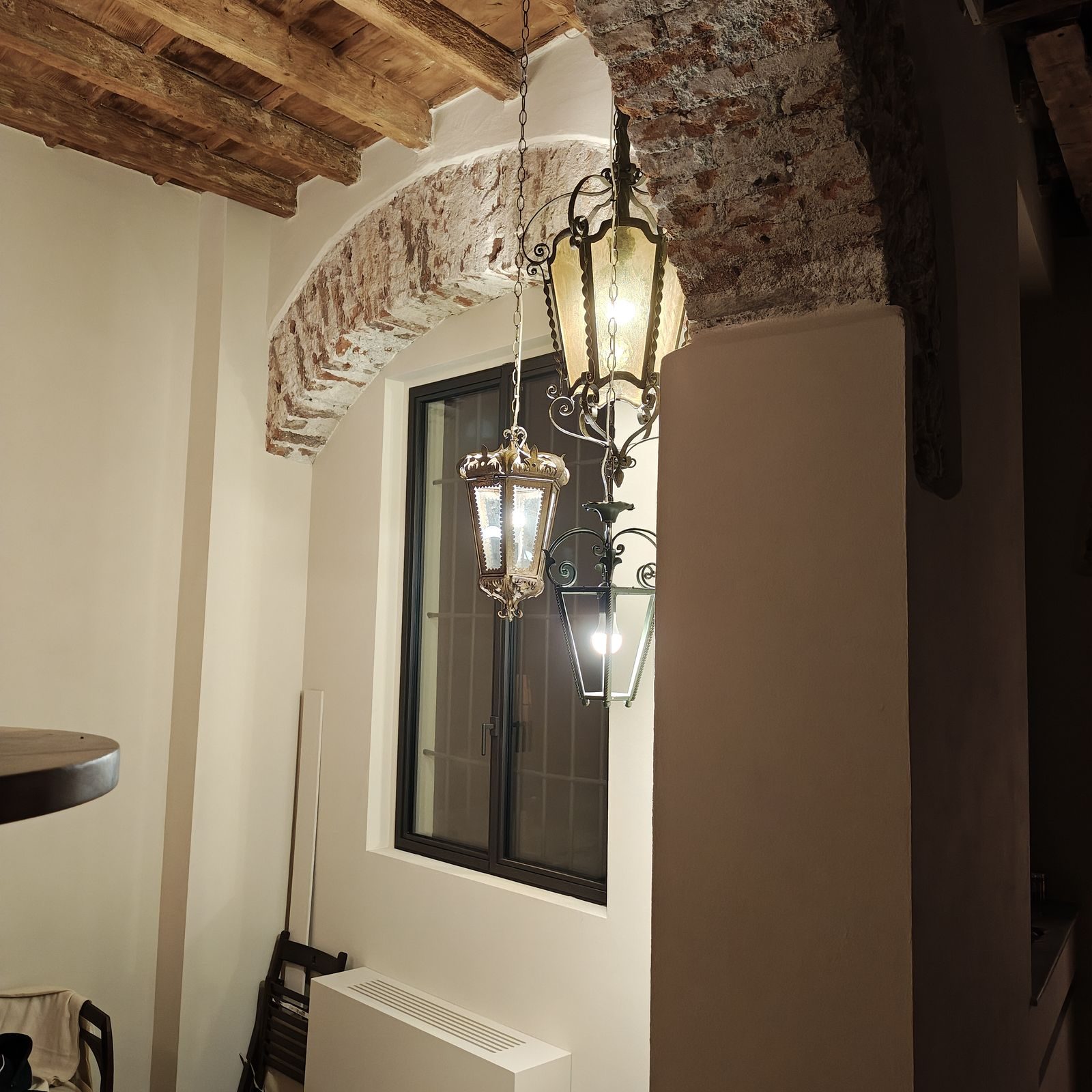 Ingresso con lanterne sotto archi in mattoni