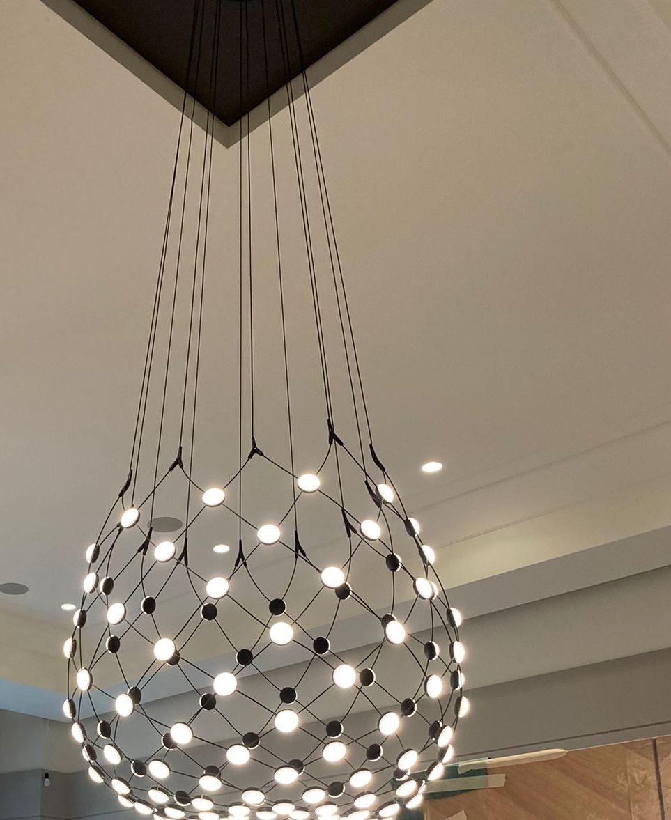 Lampadario a rete con punti luce LED