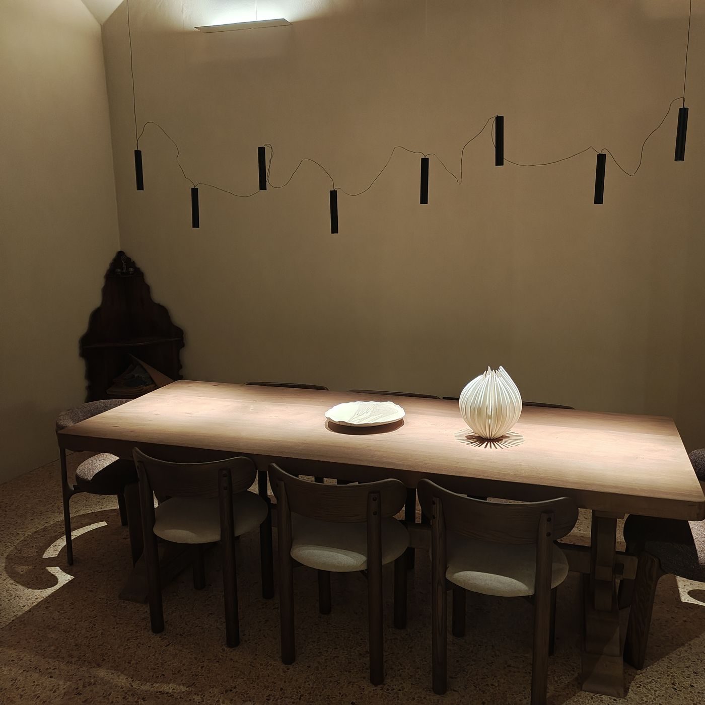 Sala da pranzo con sospensioni a cavo